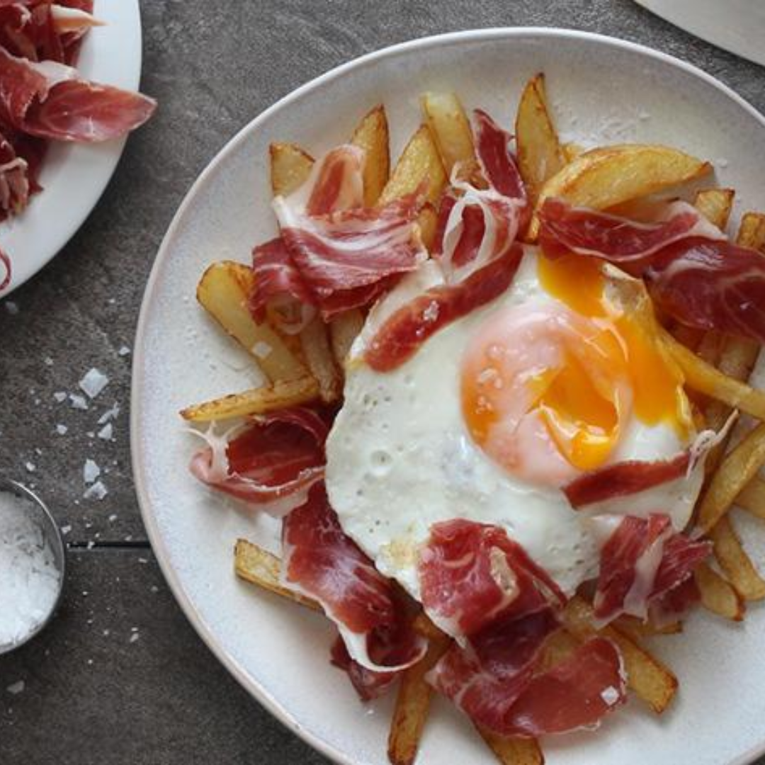 Huevos rotos con jamón, tapa tradicional española