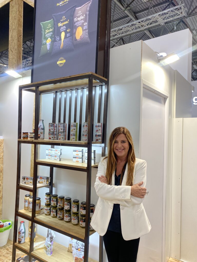 Profesional de Plaza del Sol presentando producto
