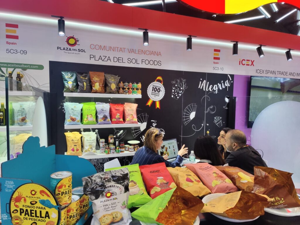 Equipo de Plaza del Sol en una reunión comercial con clientes y producto sobre la mesa